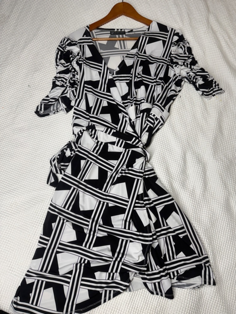 NEW YORK & COMPANY - Black & White Geometric Wrap Dress - XXL